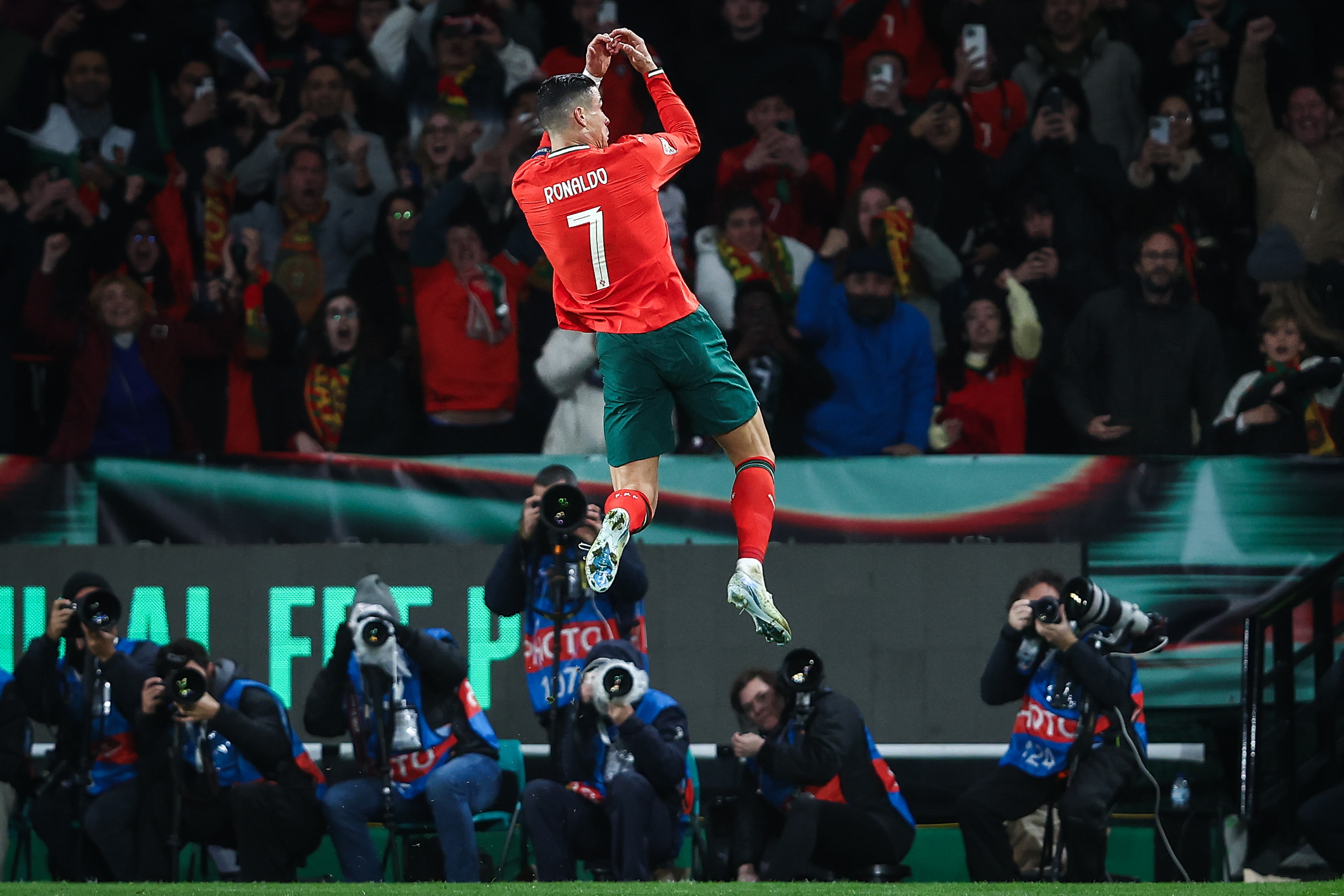 九游体育APP关于葡萄牙体育发布备战花絮，赛后防线松动，欧冠任务艰巨，数据趋势出现新变化的信息